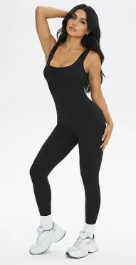 Black Fit Jumpsuit et casquette blanche